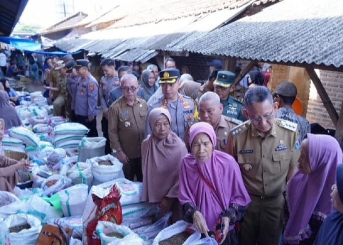 Forkopimda Cek Harga Bahan Pokok di Pasar Pringsewu Lampung