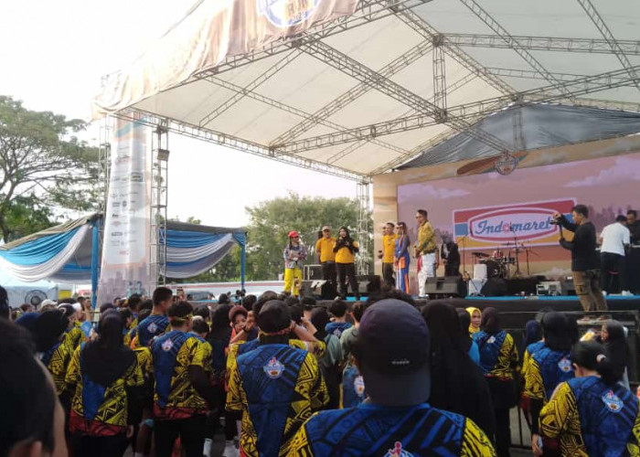 Meriahkan Lampung Let's Fun Run, Wali Kota Eva Dwiana Ikut Apresiasi dan Bagikan Hadiah Umrah