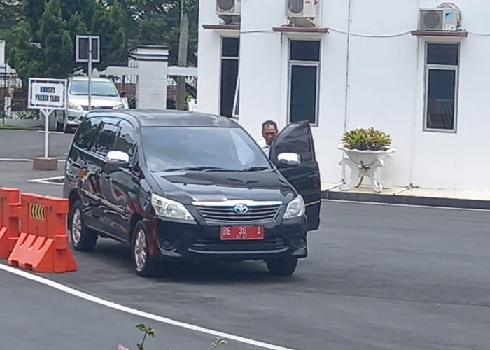Kadis DLH Penuhi Panggilan Penyidik Kejati Lampung, Datang dengan Menggunakan Mobil Dinas 