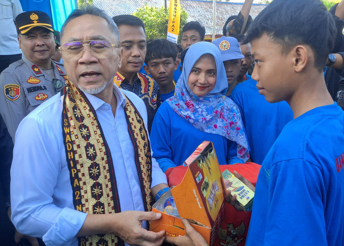 Datang ke Lampung, Mendag Zulhas Bagikan Makan Gratis di Natar