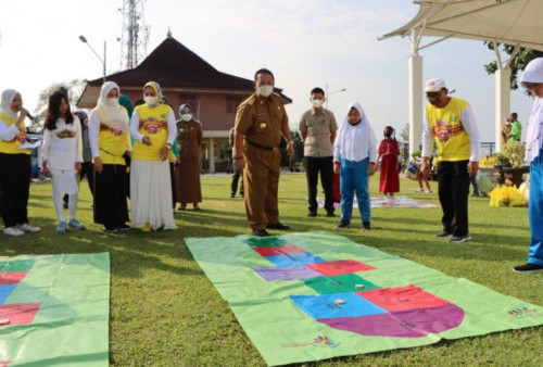 Gubernur Arinal dan Ibu Riana Sari Bermain Permainan Tradisional dengan Anak
