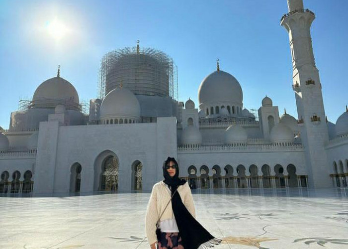 Kunjungi Masjid di Abu Dhabi, Jennie Blackpink Pakai Hijab?