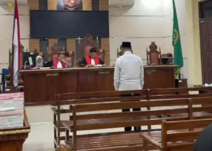 Divonis Bebas Kasus Korupsi Hibah Pilkada, Ketua Bawaslu Mesuji Sujud Syukur di Ruang Sidang  