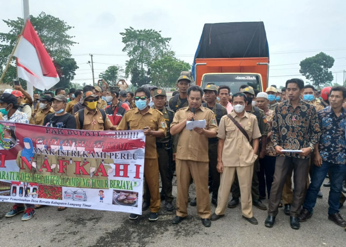 Belum Gajian 6 Bulan, Perangkat Desa di Lampung Timur Unjuk Rasa