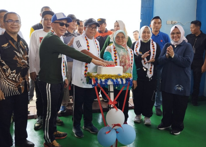 Pj Gubernur Lampung Didampingi Pj Bupati Tanggamus Resmikan TPI Higienis di Pelabuhan Perikanan Kota Agung 