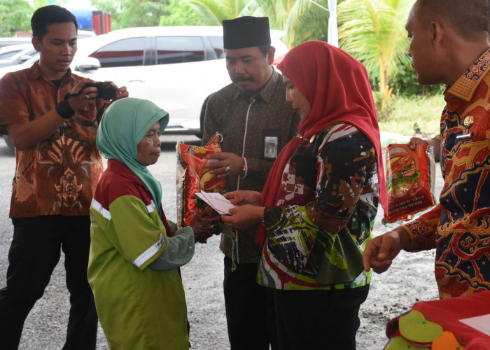 Pemkot Bandar Lampung Salurkan Bantuan dari Baznas untuk 700 Tukang Sapu DLH