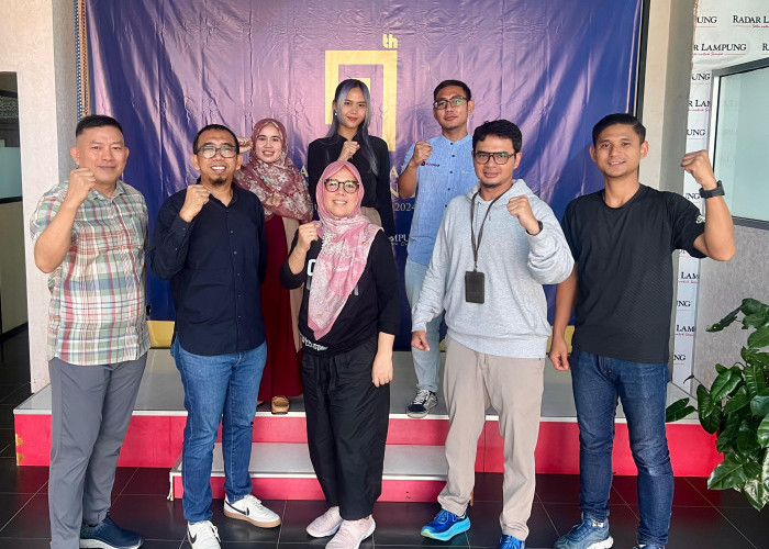 Pererat jalinan kerjasama, Telkomsel melakukan kunjungan ke Graha Pena Lampung (kantor Radar Lampung), Jumat (23/8). Kunjungan dihadiri Manager Mobile Consumer Branch Lampung, Muzlin Manurung; Manager Network Operations and Productivity Lampung, Rizky Amrullah; didampingi Corporate Communications Sumbagsel, Agus Wiranto beserta jajarannya. Rombongan disambut langsung oleh General Manager Radar Lampung, Liris Vawina dan Manager Iklan, Nurlaila Yanti.