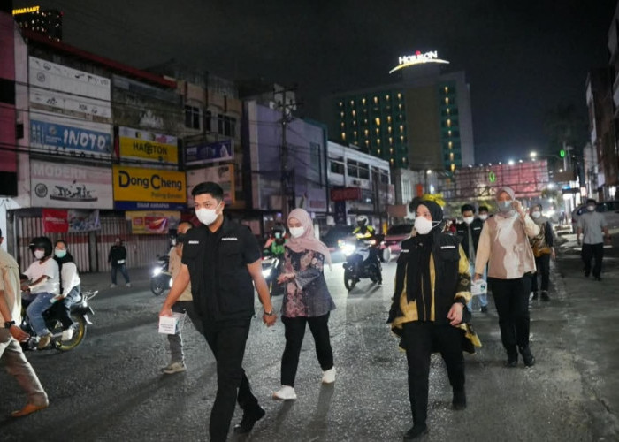 Dampak Erupsi Gunung Anak Krakatau, Bunda Eva Turun ke Jalan Bagikan Masker Gratis