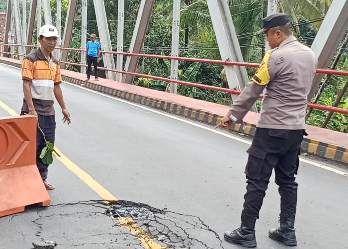 Jembatan Baru di Bangun Amrol, Diduga Keras Akibat Dilintasi Truk Odol