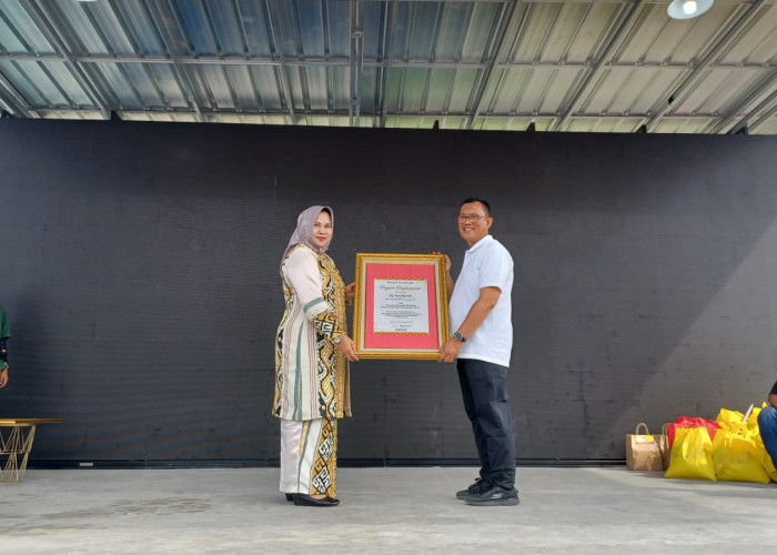 Yus Bariah Dawam Rahardjo Raih Award Perempuan Inspiratif Dalam Melestarikan Batik Lampung Timur