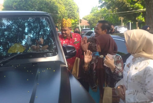 Wali Kota Medan Bobby Nasution saat memperkenalkan istrinya Kahiyang Ayu dan kedua anaknya Sedah Mirah serta Al Nahyan Nasution saat kunjungan di SMAN 9 Bandarlampung, Jumat(27/5). FOTO MELIDA ROHLITA/RADARLAMPUNG.CO.ID 