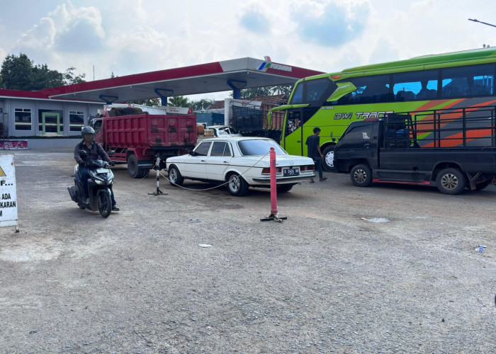 Pengguna Beralih ke Pertalite, Antrean SPBU Makin Padat di Jam Sibuk