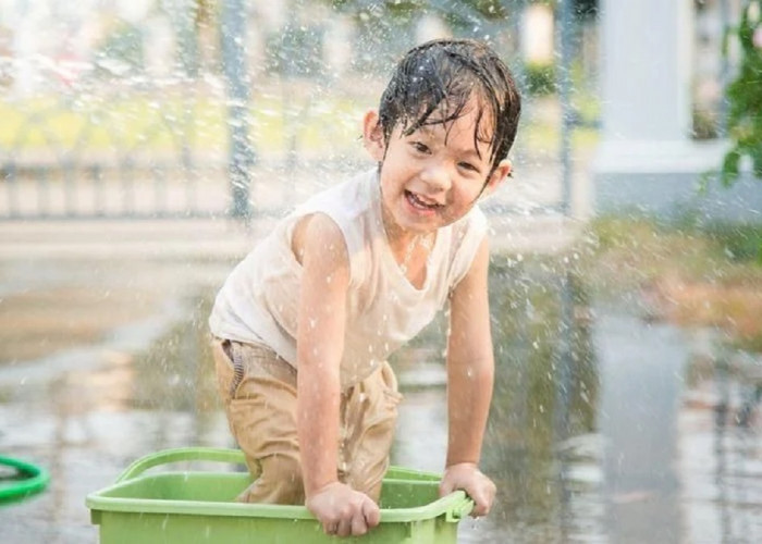Tidak Selalu Harus Dilarang! Berikut Beberapa Manfaat Bermain Hujan Bagi Anak