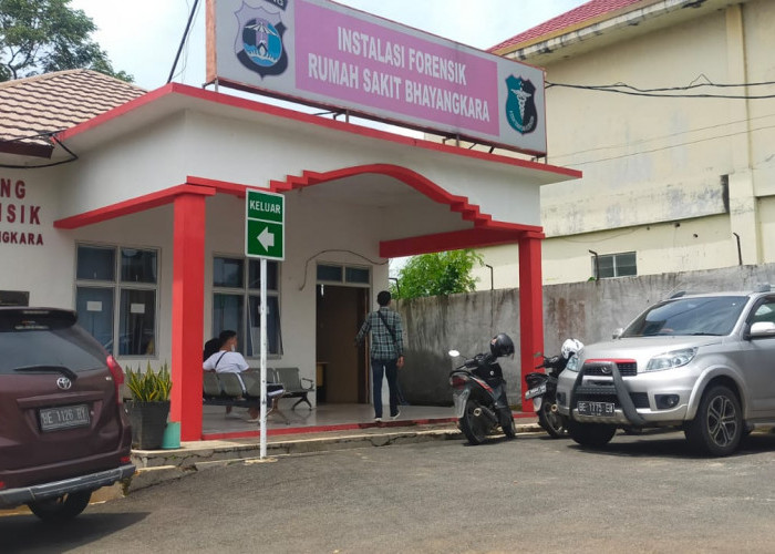 Tim Forensik RS Bhayangkara Polda Lampung Melakukan Autopsi Lima Kerangka Sekeluarga Korban Pembunuhan