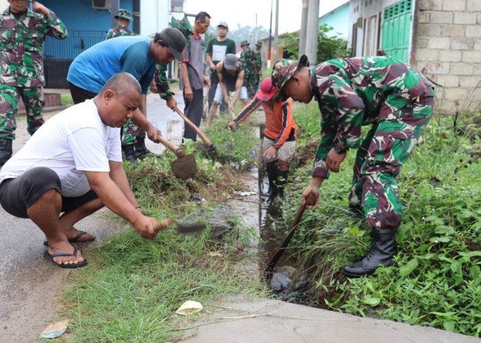 Upaya Antisipasi Banjir, TNI bersama Warga Bersihkan Lingkungan
