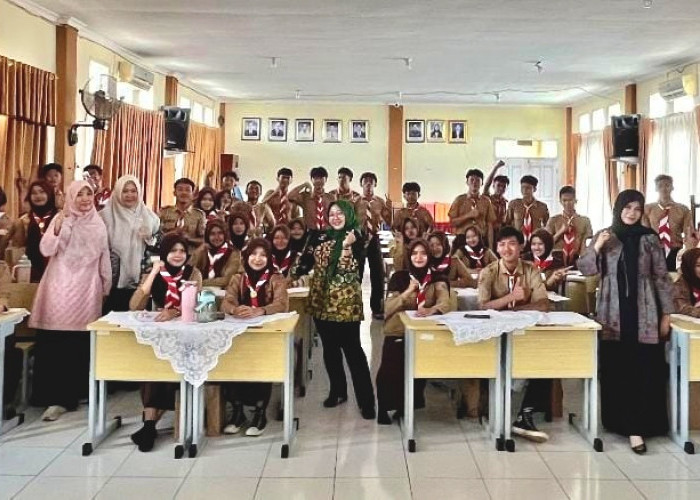 Lewat Program EMBEGE, Tim Dosen FK Unila Edukasi Siswa SMAN 1 Gedongtataan