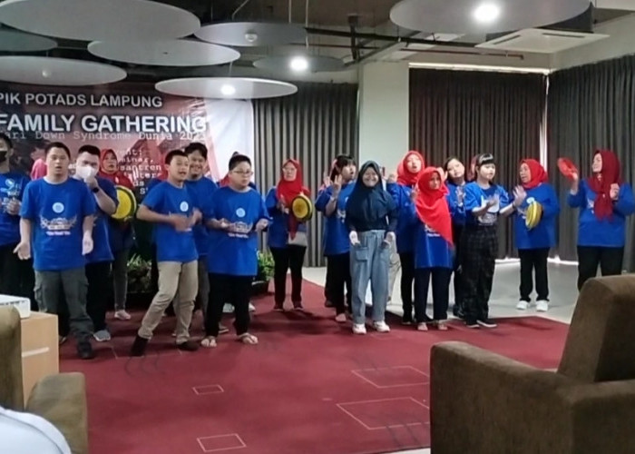 Anak-anak Down Sydrome Kromosom 21 Bermain Alat Musik dan Bershalawatan di Family Gathering Potads Lampung