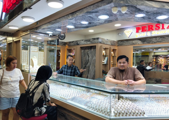 Harga Emas Terus Merangkak Naik, Pembeli Berkurang