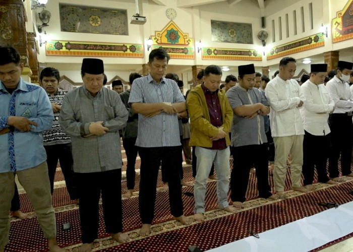 Kepala L2Dikti Salat Subuh Berjamaah di Masjid Asmaul Yusuf UTI 