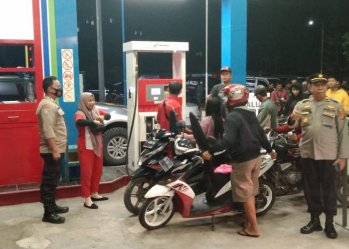BBM Sempat Kosong Dua Pekan, Warga Lampung Barat Antre BBM Hingga Malam