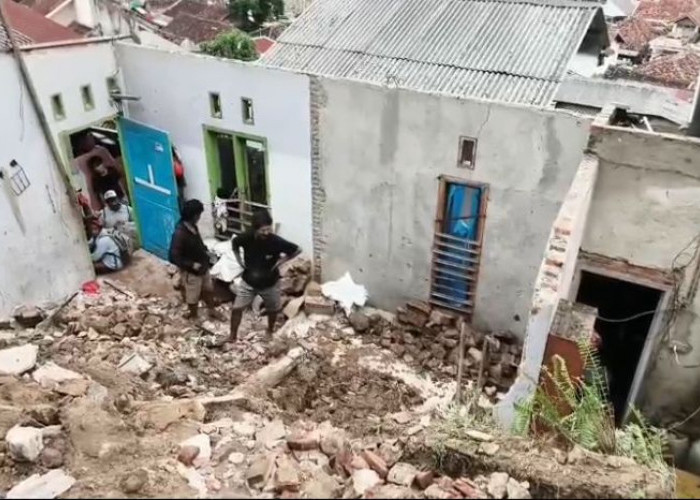 Dampak Hujan Seharian, Rumah di Tanjungkarang Timur Bandar Lampung Ambruk Akibat Longsor