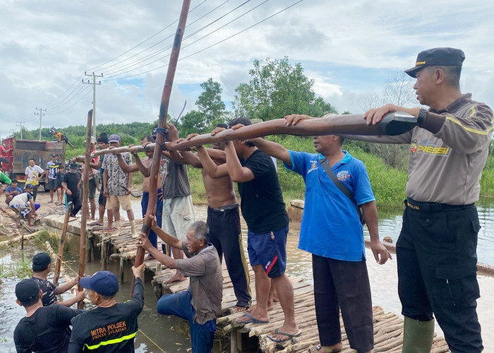 Bangun Jembatan Bersama Warga, Polsek Dente Teladas Tulang Bawang Sebut untuk Hindari Pungli