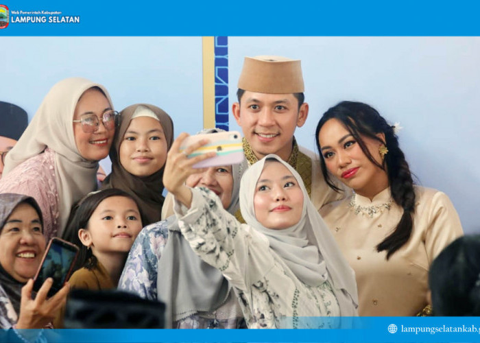 Tanpa Sekat di Hari Raya, Egi-Zita Salami Warga Satu per Satu di Lamban Rakyat