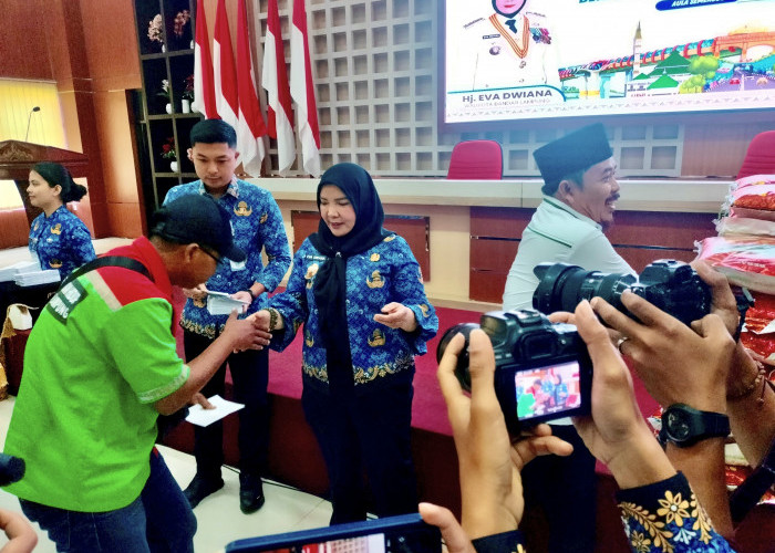 Bunda Eva Salurkan Bantuan Beras dan Zis Ramadhan untuk PPPK Paruh Waktu di Bandar Lampung 