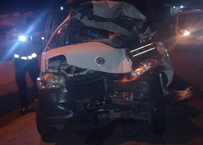 Mobil Pick-up Tabrak Bak Truk Fuso di Panjang, 3 Orang Tewas