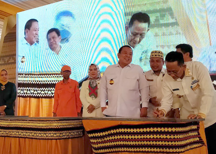 Gubernur Lampung Launching Sentra Industri Kerajinan Tapis dan Desa Wisata Kampung Tapis, Ini Pesannya 