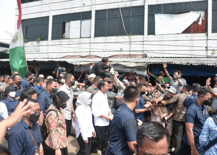 Datangi Pasar Pasir Gintung, Presiden Joko Widodo Diserbu Pengunjung, Ingin Berfoto