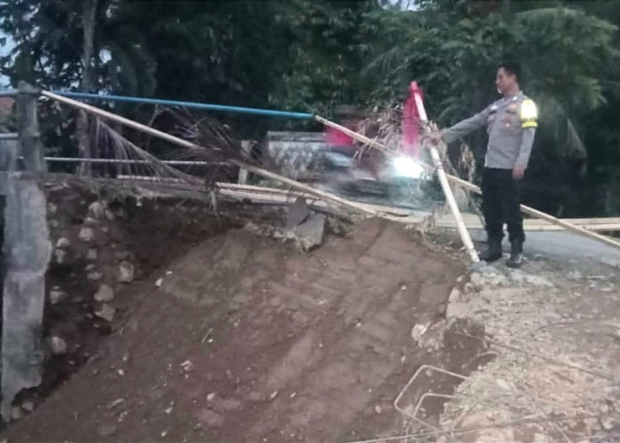 Hati-hati Melintas! Tanah Jembatan Penghubung di Tugu Papak Semaka Tanggamus Terkikis Air 