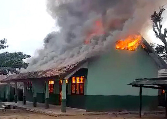 Perpustakaan SMPN Satu Atap Pagelaran Utara Terbakar 