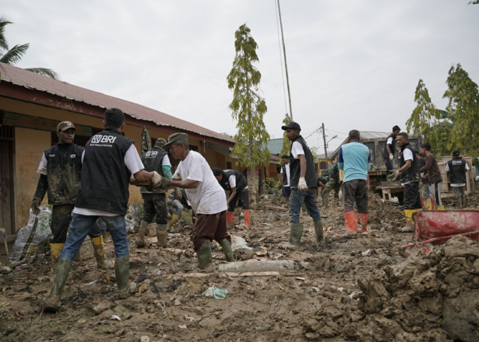 Dukung Pemulihan Pascabencana, Relawan BRI Peduli Terjun Langsung Bersih-bersih Sekolah di Aceh Tamiang
