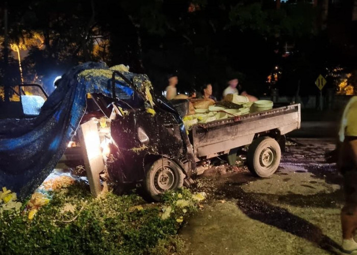 Diduga Supir Mengantuk, Mobil Pick Up Muatan Sayur Tabrak Pembatas Jalan.