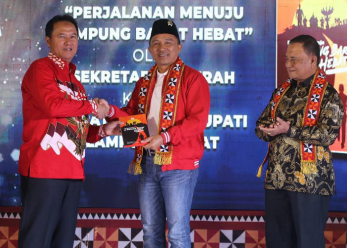 Parosil-Mad Hasnurin Terima Buku Perjalanan Menuju Lampung Barat Hebat