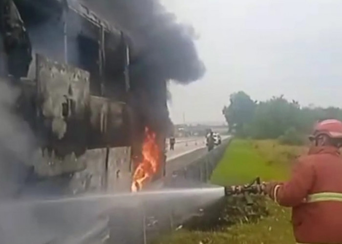 Bus Penumpang Meledak dan Hangus di Tol Bakter, Kerugian Capai Rp900 Juta
