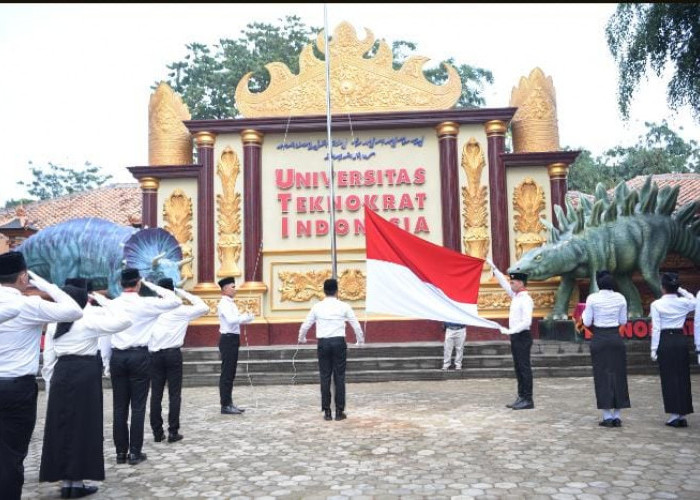 Mahasiswa Teknokrat Kibarkan Merah Putih, Rektor Tekankan Pentingnya Karakter dan Penguasaan AI
