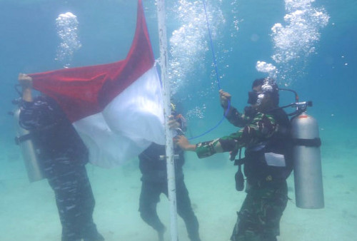 HUT Kemerdekaan RI Ke-77, Tim Gabungan Kibarkan Merah Putih di Bawah Laut Pahawang 