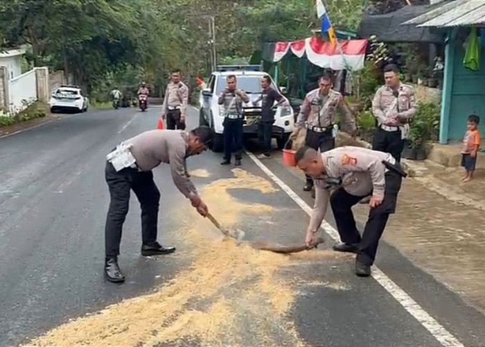 Gerak Cepat, Satlantas Polresta Bandar Lampung Bersihkan Solar Penyebab Lakalantas di Jalan Raden Imba Kesuma 