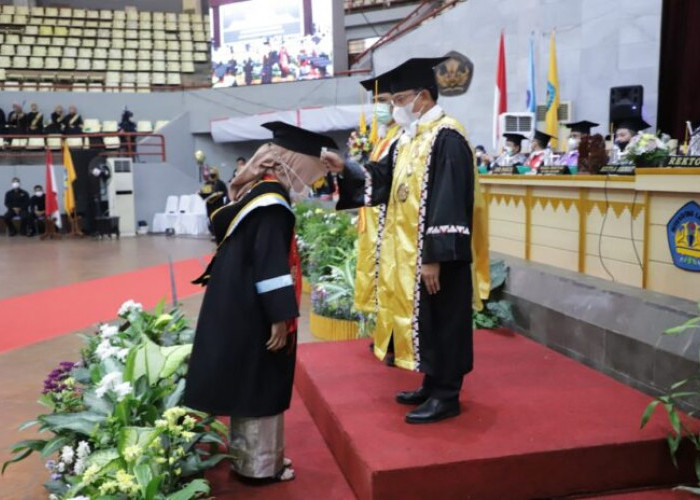 Kukuhkan Ribuan Wisudawan, Begini Pesan Rektor Unila ke Para Alumni