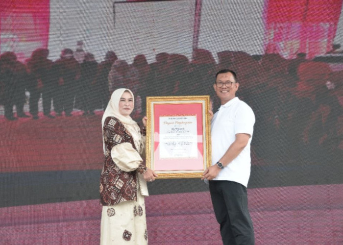 Komitmen Menurunkan Stunting, Winarni Nanang Ermanto Raih Penghargaan sebagai Perempuan Inspiratif Lampung