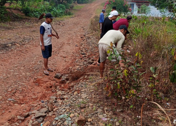 Masyarakat Kampung Bonglay Harap Perbaikan Jalan di Era Kepemimpinan Bupati Way Kanan Baru