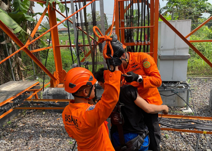 Diduga Akan Diceraikan Sang Istri, Pria di Way Kandis Dua Jam Bertahan di Puncak Tower