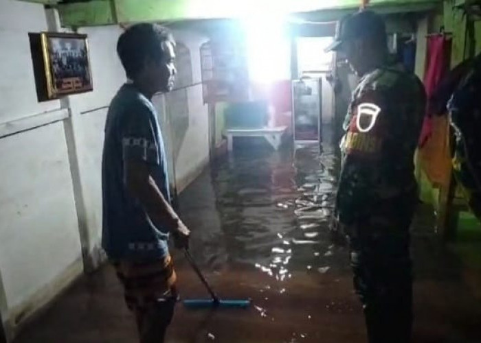 Banjir Rob Terjang Pesisir Pantai Bandar Lampung, Perabot Warga Banyak Alami Kerusakan Berat