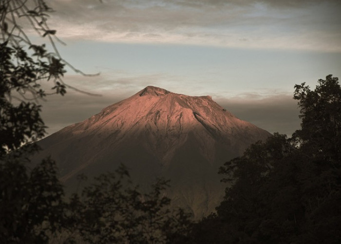 7 Gunung Tertinggi di Pulau Sumatera, No.4 Namanya Asing