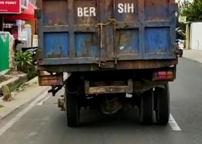 Astaga, Minus Satu Ban, Truk Pengangkut Sampah DLH Bandar Lampung Ini Nekat Beroprasional 