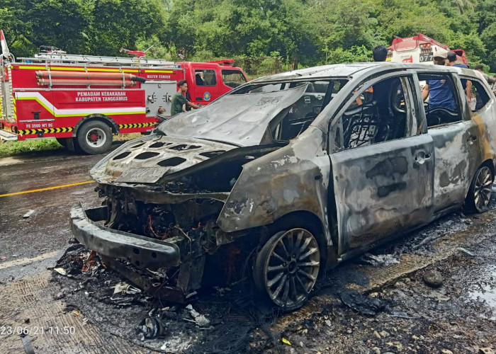 Mobil Nissan Grand Livina Terbakar di Jalinbar Tanggamus Lampung 