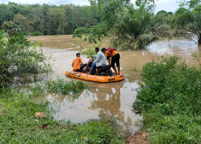 Ruas Jalan Terputus Akibat Banjir, BPBD Lampung Timur Terjunkan Perahu Motor