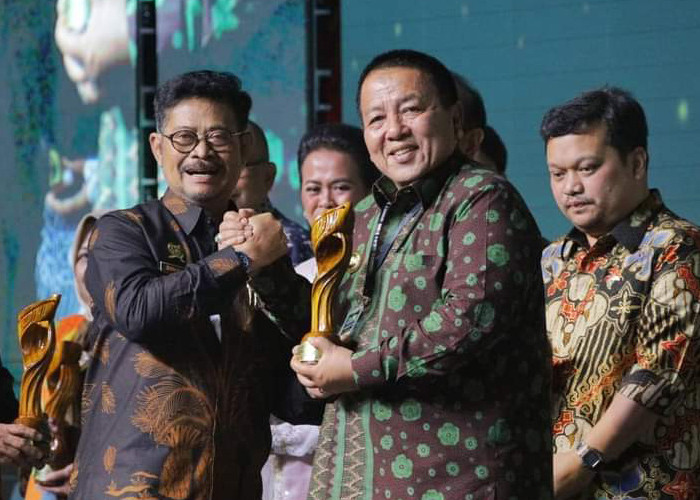 Gubernur Arinal Djunaidi Terima Anugerah Perkebunan Indonesia 2022 